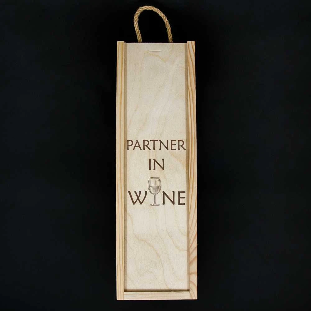 Medinė butelio dėžė "Partner in wine"