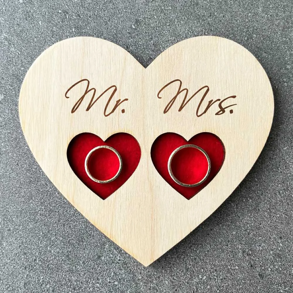 Medinis graviruotas padėkliukas vestuviniams žiedams "Mr ir Mrs"