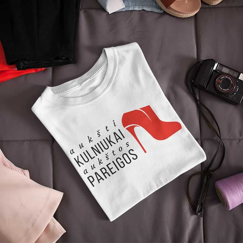 Moteriški marškinėliai "Aukšti kulniukai-aukštos pareigos"