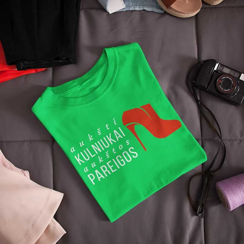 Moteriški marškinėliai "Aukšti kulniukai-aukštos pareigos"