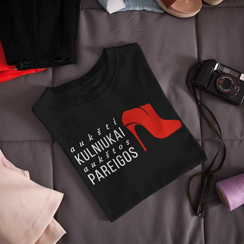 Moteriški marškinėliai "Aukšti kulniukai-aukštos pareigos"