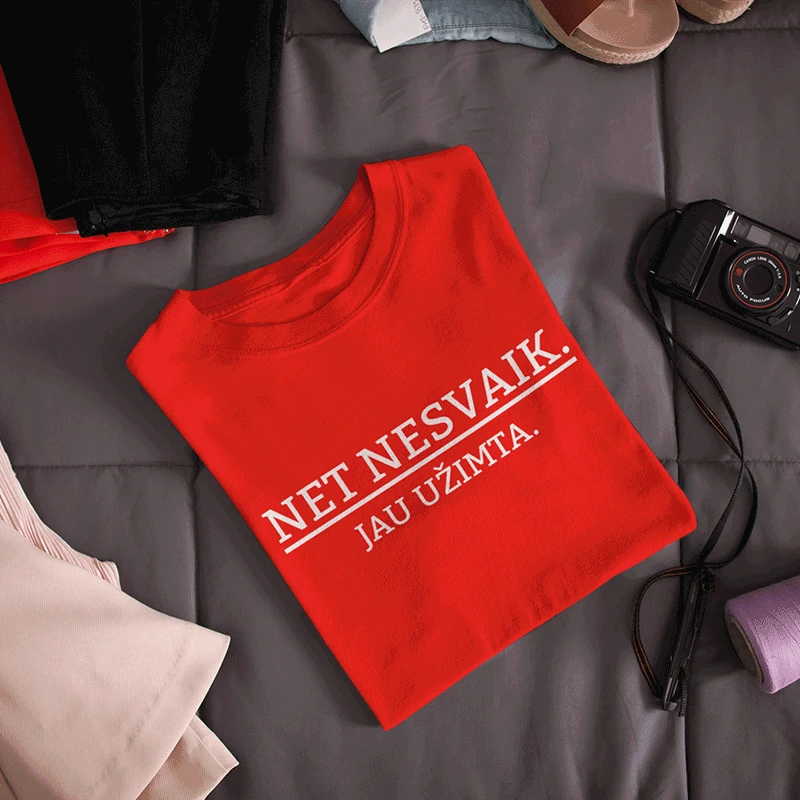 Moteriški marškinėliai "Nesvaik, jau užimta"