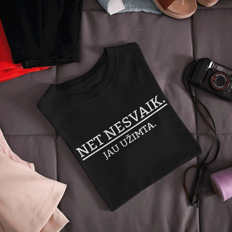 Moteriški marškinėliai "Nesvaik, jau užimta"