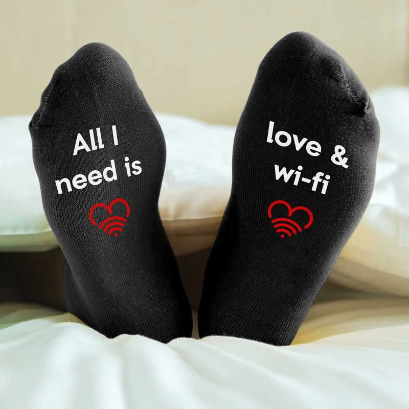 Moteriškos kojinės su spauda ant padų "Love & Wifi"