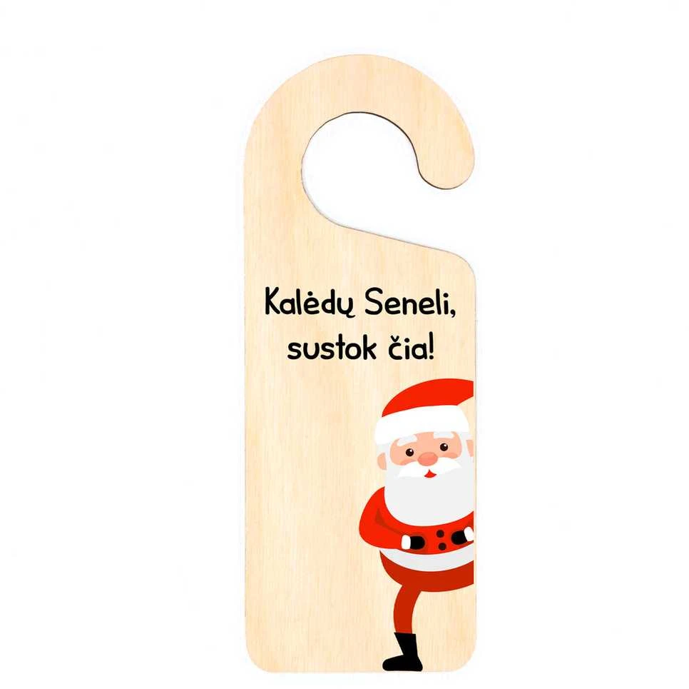 Pakabinama medinė lentelė ant durų "Kalėdų Seneli, sustok čia"