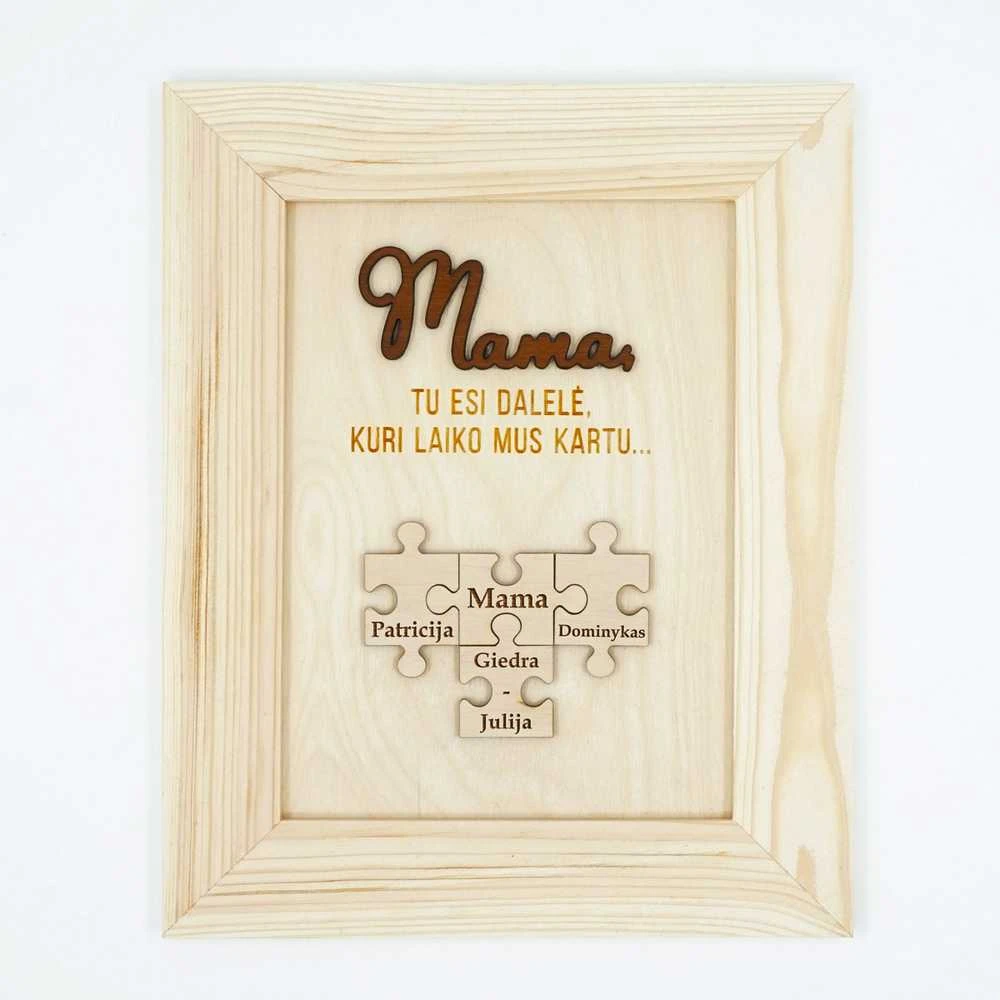 Personalizuotas medinis rėmelis "Mama, tu esi dalelė, kuri laiko mus kartu" (su pasirinktais vardais)