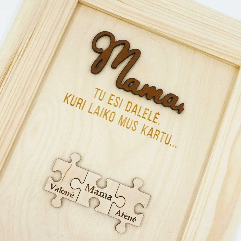 Personalizuotas medinis rėmelis "Mama, tu esi dalelė, kuri laiko mus kartu" (su pasirinktais vardais)