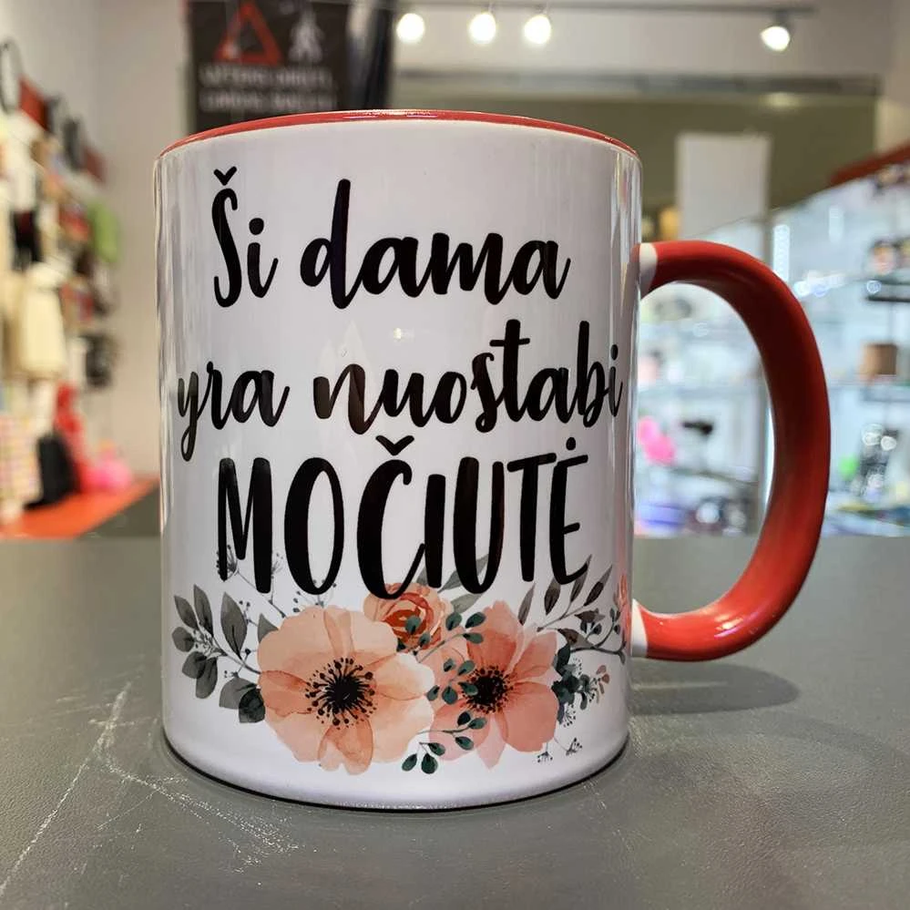 Puodelis "Ši dama yra nuostabi močiutė"