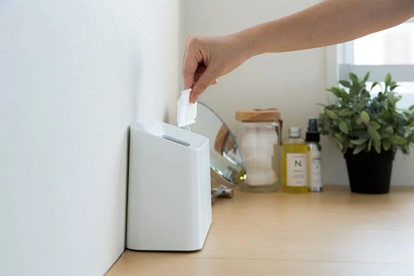 Japoniška stalo šiukšlių dėžė Ideaco Tubelor Cotton Trash, 1.7L, balta (matinė)