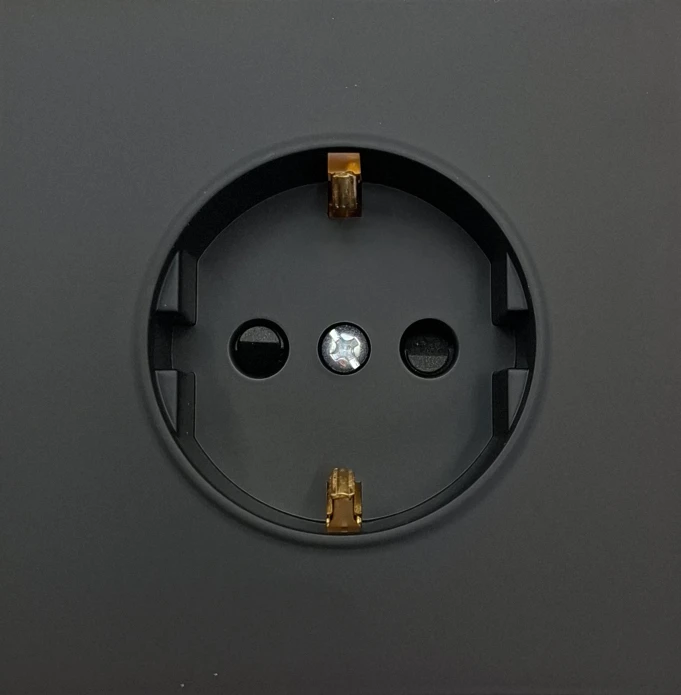 Tope Lighting Viengubas juodas kištukinis lizdas "BORA" (su įžeminimu, be rėmelio)