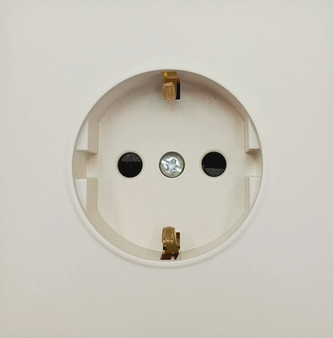 Tope Lighting Viengubas kreminis kištukinis lizdas "BORA" (su įžeminimu, be rėmelio)