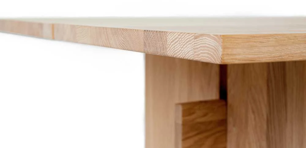 LUMA valgomasis stalas – natūralaus baltai pigmentuoto ąžuolo elegancija