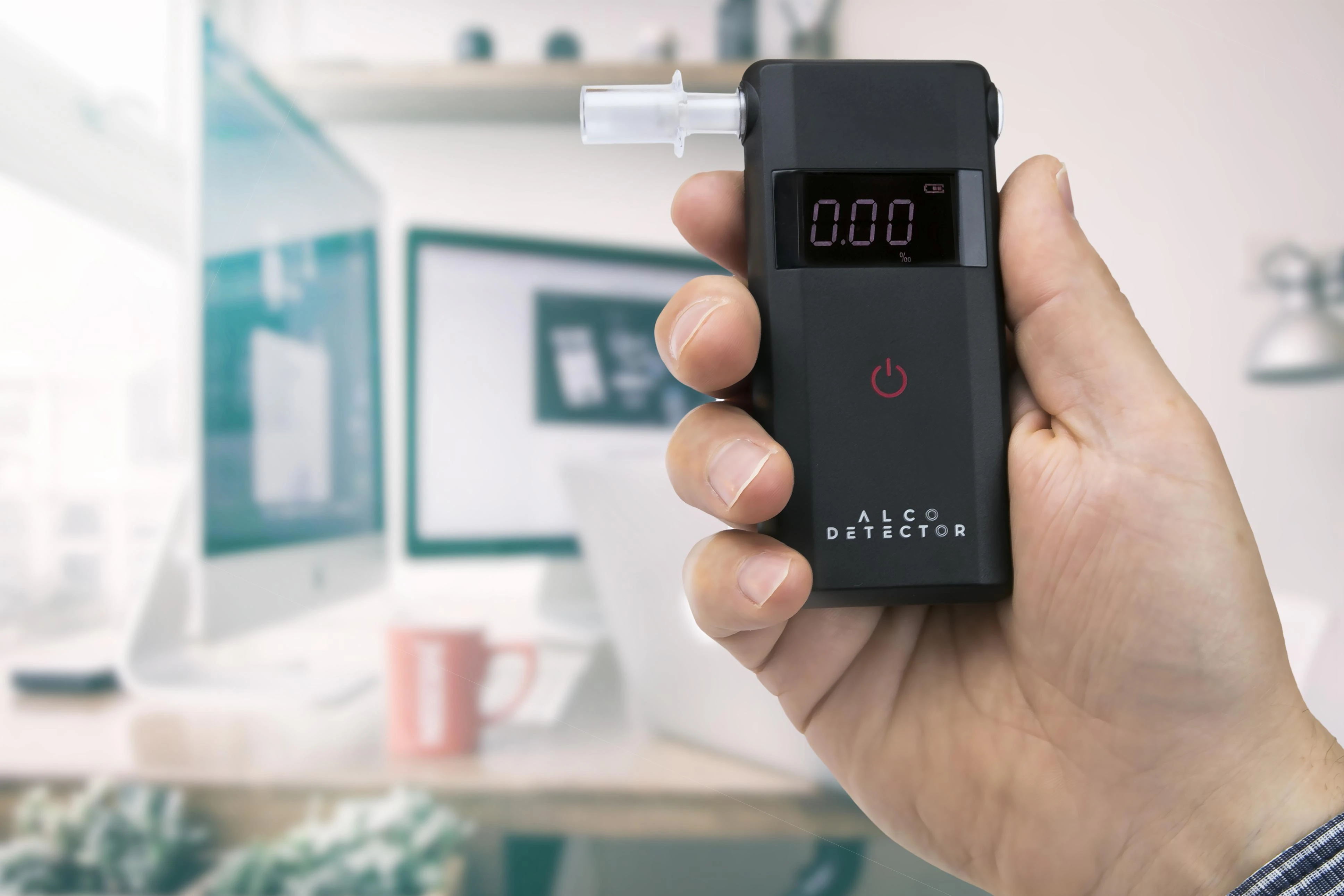 Alcodetector EC4 rankoje su ekranu