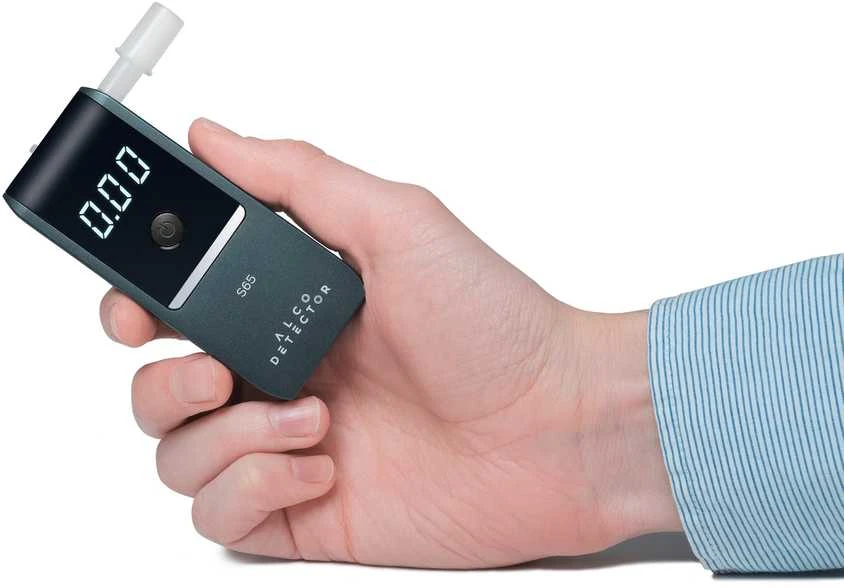 Alcodetector S65 rankoje su skaitmeniniu ekranu