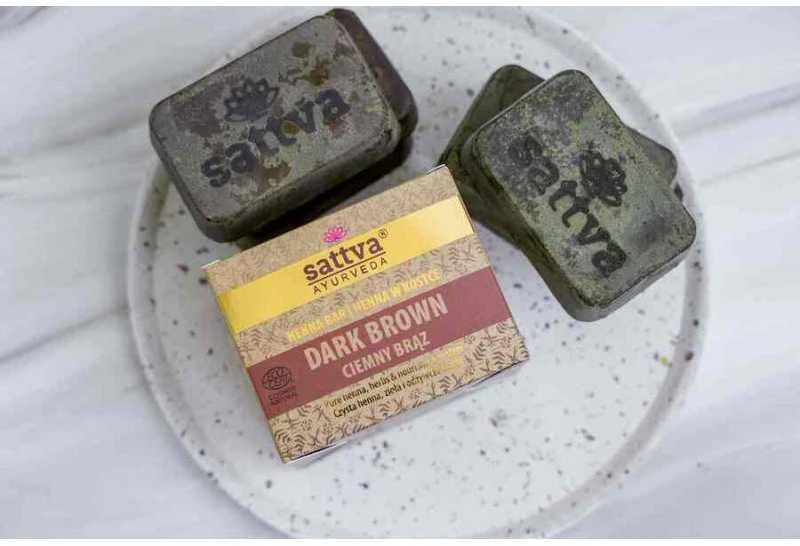 Sattva Ayurveda tamsiai rudi henna blokeliai