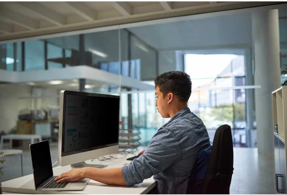 „Dell 3M™“ privatumo filtras, skirtas 23 colių viso ekrano monitoriui su 3M™ COMPLY™ magnetiniu jungtimi, 16:9, PF230W9EM