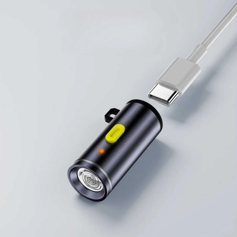 4 viename priedų rinkinys: 4smarts Explorer USB-C raktų pakabuko laidas, USB-C–USB-C adapteris, USB-C žiebtuvėlis, U formos