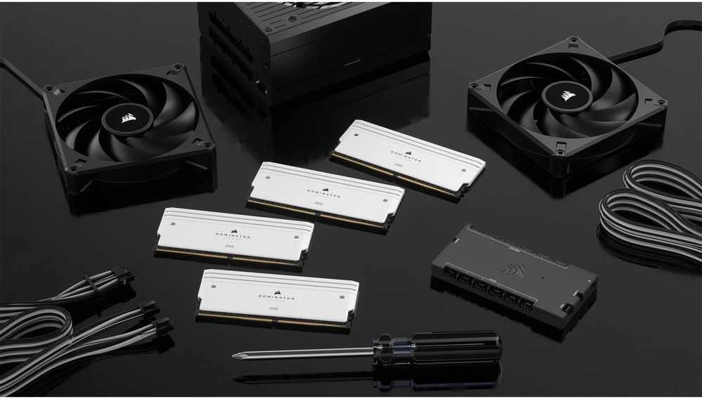 Stacionarių kompiuterių atmintis CORSAIR RAM DOMINATOR TITANIUM CMP64GX5M2B6400C32W RGB 64GB (2 x 32GB), Baltos spalvos