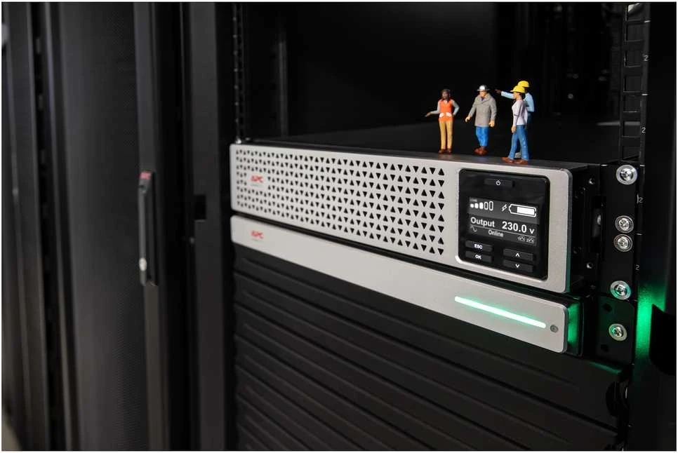 APC nešiojamas nepertraukiamo maitinimo šaltinis „Smart-UPS SRT Li-Ion 1000VA RM 230V“