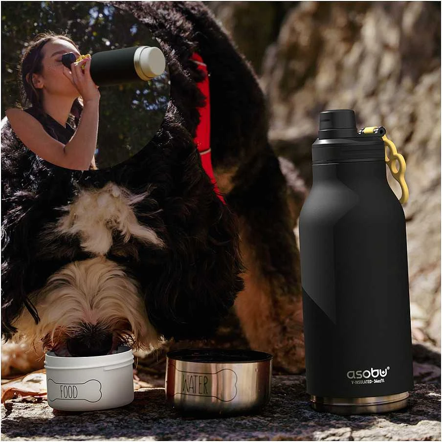 Gertuvė Asobu – Dog Bowl Buddy – nerūdijančio plieno butelis su 2 juodais dubenėliais