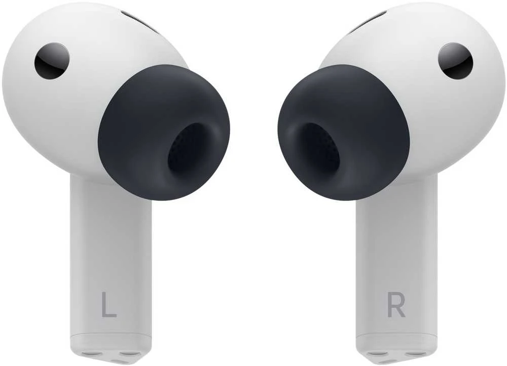 Samsung Galaxy Buds3 FE su juodais antgaliais