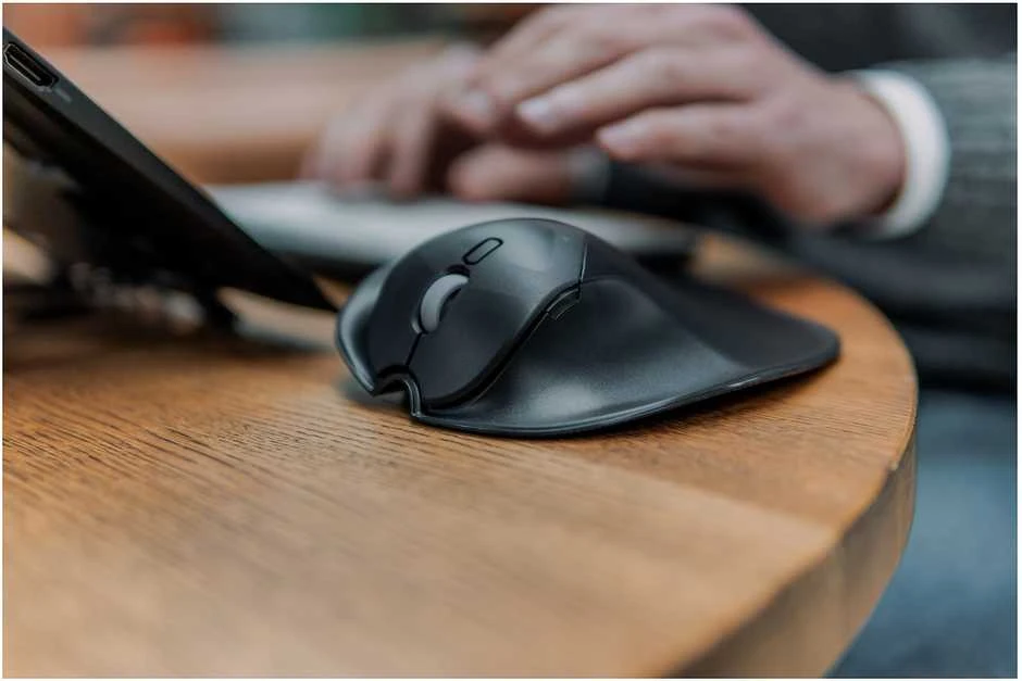 Bakker Elkhuizen BakkerElkhuizen HandshoeMouse Shift Bluetooth pelė, skirta abiem rankoms, optinė, 1000 DPI