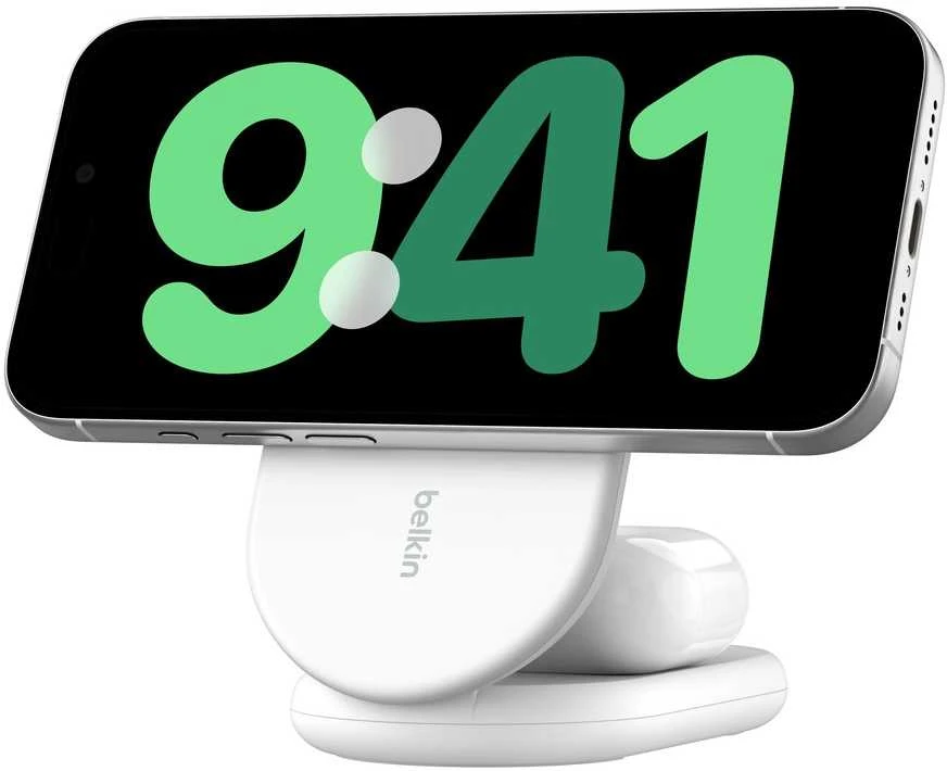 Belkin Qi2 įkroviklis su horizontaliai pritvirtintu telefonu