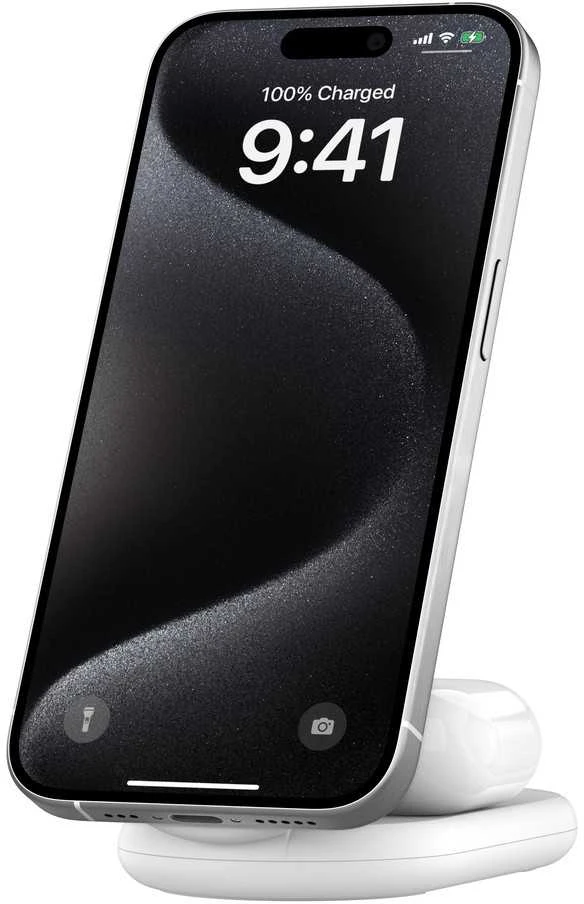 Belkin MagSafe kroviklis su prijungtu iPhone 15 W