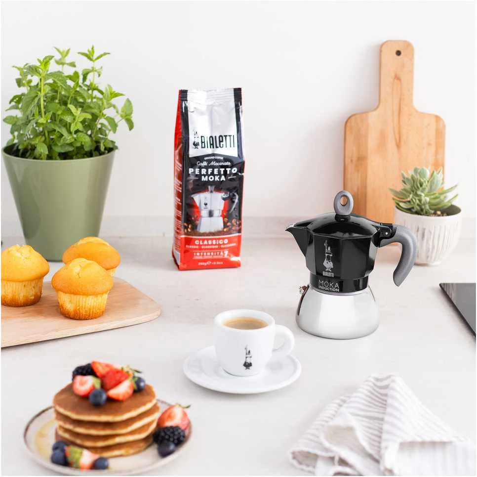 Bialetti Moka Induction kavinukas su kava ir desertais