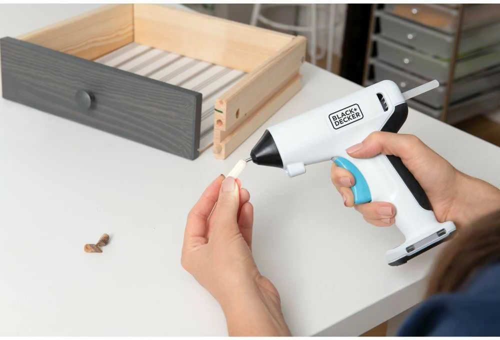 Black & Decker Juodas & Decker Klijų pistoletas Juodas & Decker BCGL115-XJ; 3,6 V; 1x1,5 Ah akum.