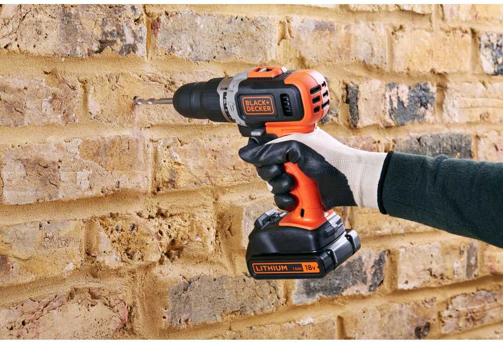 Black & Decker Juodas & Decker Suktuvas-gręžtuvas Juodas & Decker BCD001C1-QW; 18 V; 1x1,5 Ah akum.+ pakrovėjas