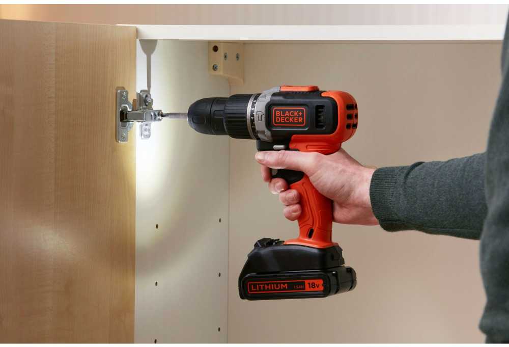 Black & Decker Juodas & Decker Suktuvas-gręžtuvas Juodas & Decker BCD001C1-QW; 18 V; 1x1,5 Ah akum.+ pakrovėjas
