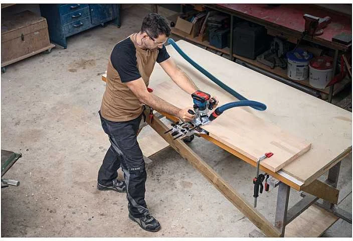 Frezeris Bosch GKF 18V-8 komplektas (8 mm įvorė, įleidžiamas pagrindas, pagrindas), LB