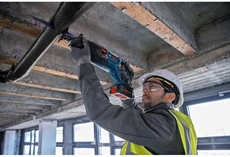 Bosch GSA 18V-28 pjauna vamzdį statybose