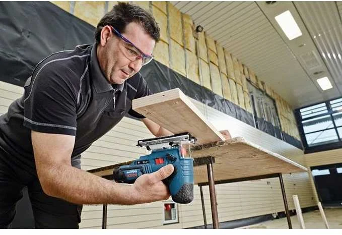 Bosch Akumuliatorinis siaurapjūklis GST 12V-70, be akumuliatoriaus ir kroviklio