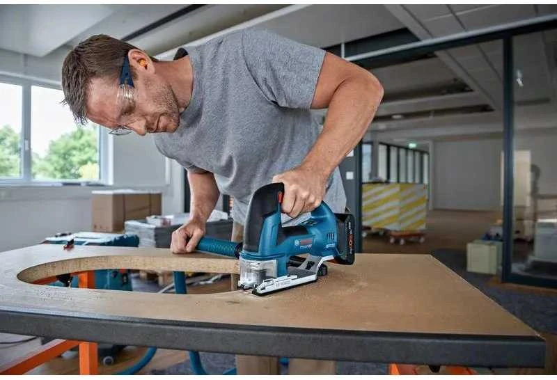 Bosch akumuliatorinis siaurapjūklis GST 18V-155 BC, 2x4.0Ah Procore, LBoxx lagaminas