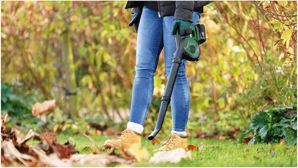 Lapų pūstuvas Bosch UniversalLeafBlower, 18V-130, (1x2,5Ah)