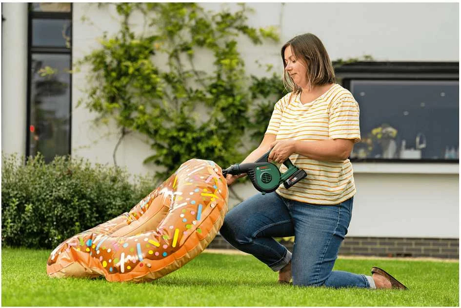 Lapų pūstuvas Bosch UniversalLeafBlower, 18V-130, (1x2,5Ah)