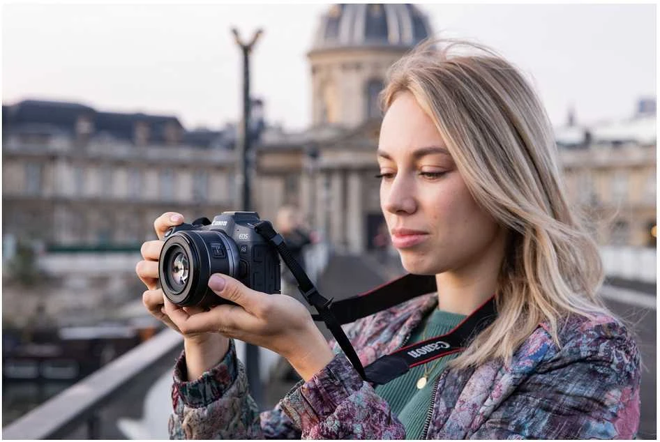 Canon EOS R8 + RF 24-50mm IS STM (Juodas)