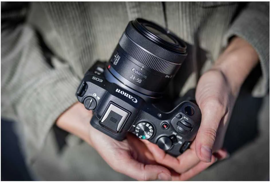 Canon EOS R8 + RF 24-50mm IS STM (Juodas)