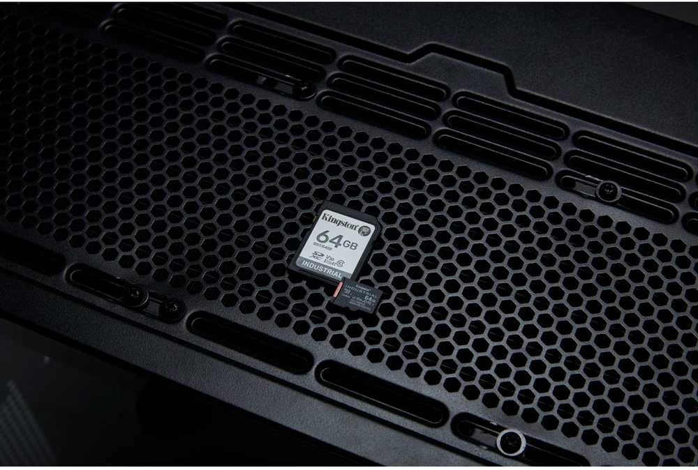 Kingston SD ir microSD kortelių komplektas ant grotelių