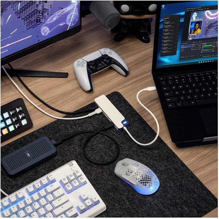 Targus HyperDrive Flex USB-C šakotuvas prijungtas prie kompiuterio