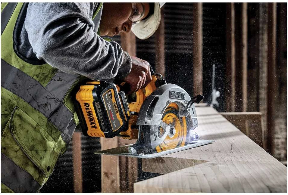 DeWalt akumuliatorinis diskinis pjūklas DCS573NT, 190mm, TSTAK lagaminas be akumuliatoriaus ir kroviklio