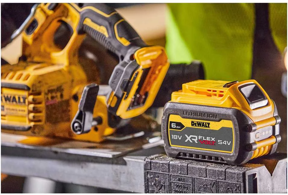 DeWalt akumuliatorinis diskinis pjūklas DCS573NT, 190mm, TSTAK lagaminas be akumuliatoriaus ir kroviklio
