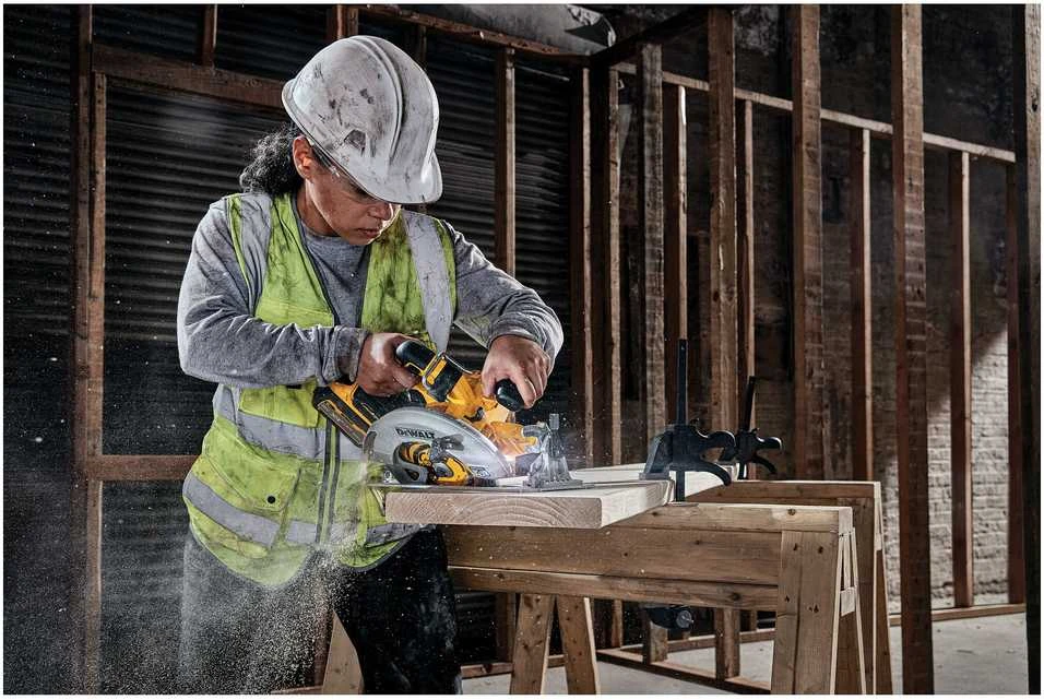DeWalt akumuliatorinis diskinis pjūklas DCS573NT, 190mm, TSTAK lagaminas be akumuliatoriaus ir kroviklio