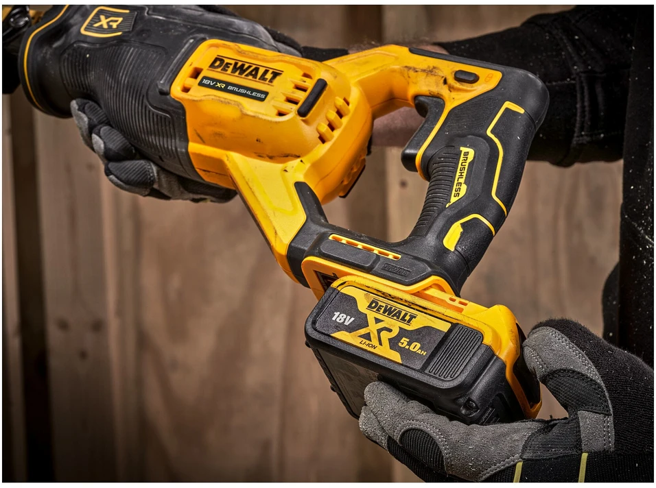 Tiesinis pjūklas DeWalt DCS382N-XJ; 18 V (be akumuliatoriaus ir pakrovėjo)