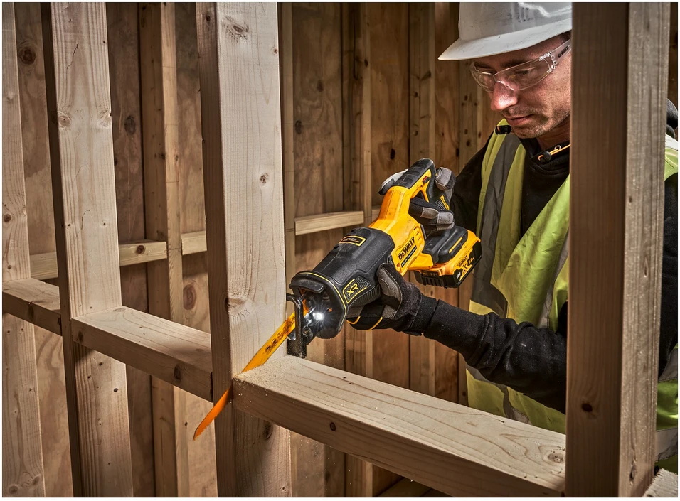 Tiesinis pjūklas DeWalt DCS382N-XJ; 18 V (be akumuliatoriaus ir pakrovėjo)