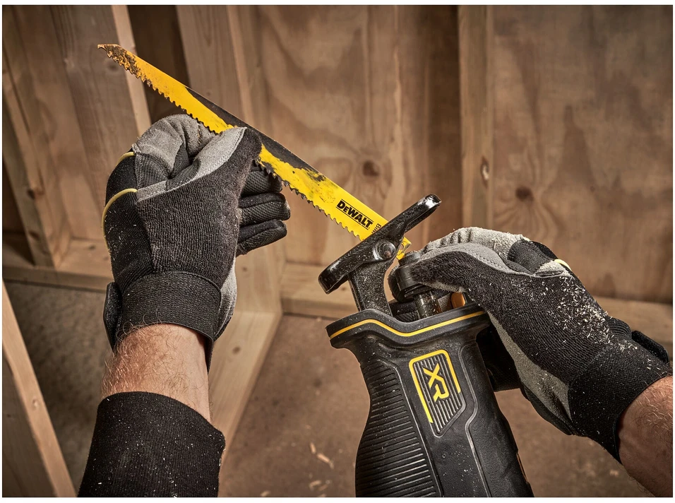 Tiesinis pjūklas DeWalt DCS382N-XJ; 18 V (be akumuliatoriaus ir pakrovėjo)