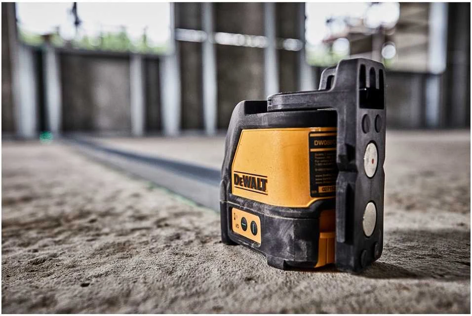 Savaime susireguliuojantis kryžminių linijų lazeris DeWalt DW088CG, žalio spindulio
