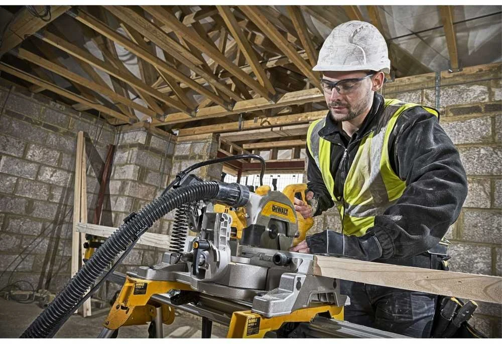 DEWALT skersinio pjovimo staklės 1800W 216mm DWS777